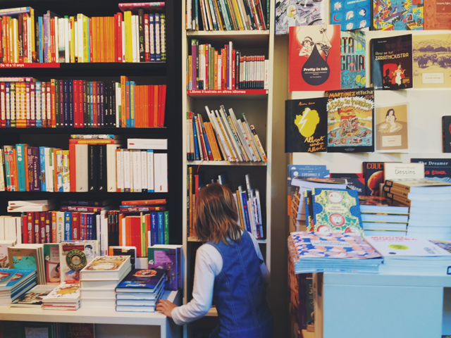 A little girl searching for her book in Sant Jordi - The cat, you and us