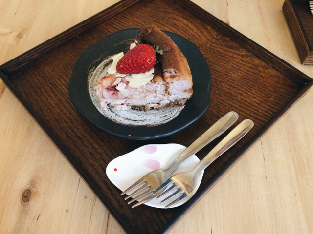 Usagui strawberry cheesecake - The cat, you and us