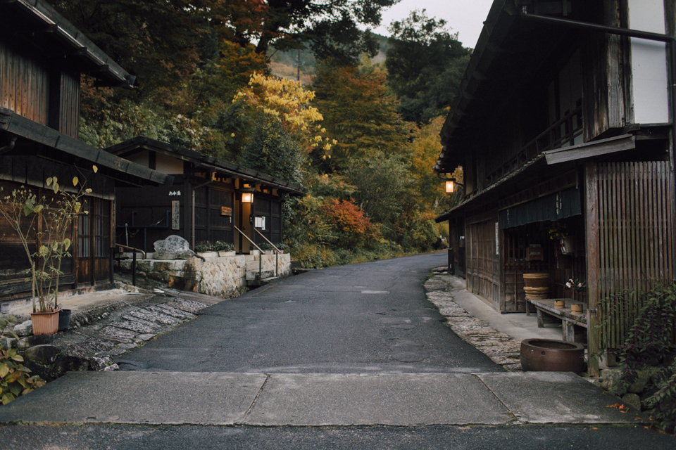 Tsumago in the morning - The cat, you and us