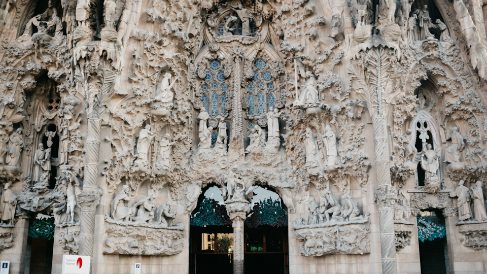 Sagrada Familia main entrance - The cat, you and us