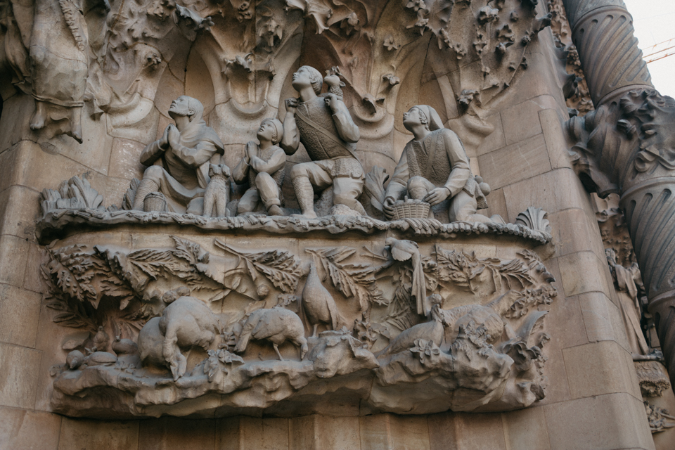 Sagrada Familia main entrance detail - The cat, you and us