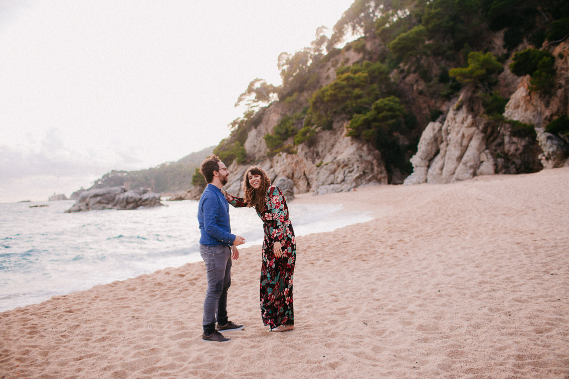 Cala Boadella couple beach photoshoot - The cat, you and us